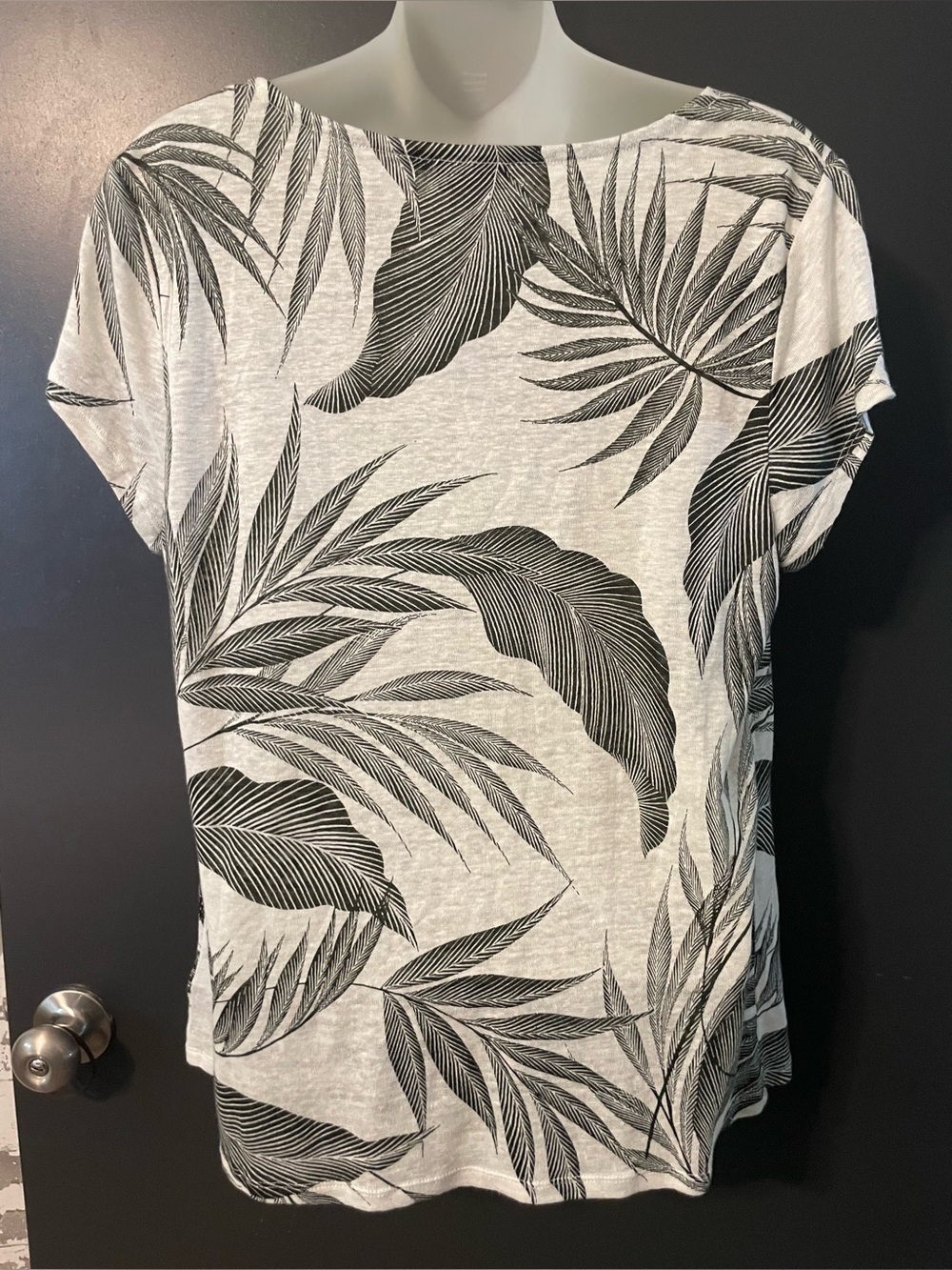 Tahari 100% Linen Tropical Leaf Print Cowl Neck Top Black White Relaxed Fit - Picture 5 of 7
